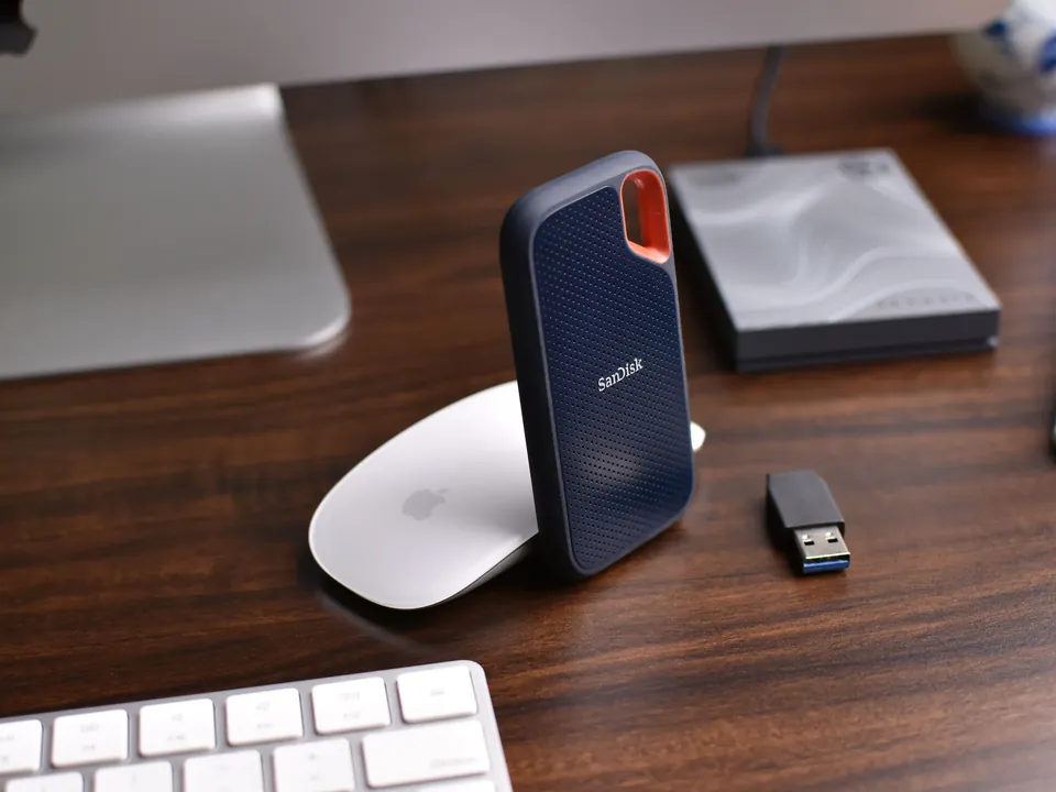 Portable drive, mouse and keyboard on an office desk